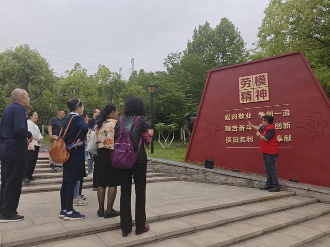 白沙洲街道万福林社区联合工会 “学习劳模精神·争做劳动先锋”集中入会活动