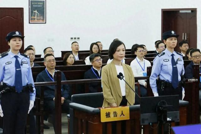 女厅官受审，1000多人接受警示教育！她落马源于一条生活奢靡问题线索