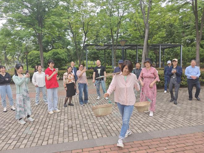白沙洲街道万福林社区联合工会 “学习劳模精神·争做劳动先锋”集中入会活动