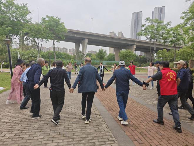 白沙洲街道万福林社区联合工会 “学习劳模精神·争做劳动先锋”集中入会活动