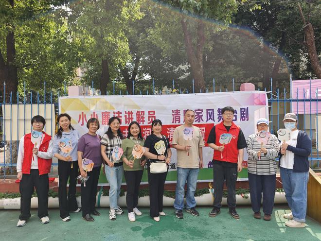 洪山区关山街道海核社区开展 “小小廉洁讲解员，清廉家风舞台剧”孝老服务活动