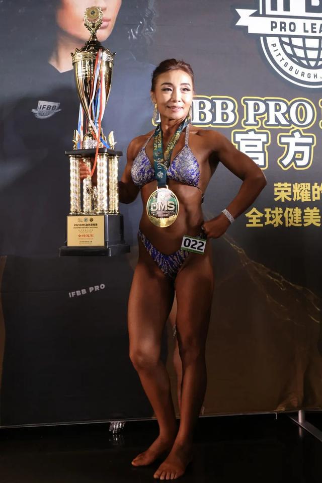 “姐的人生是旷野！”55岁阿姨健身赛夺冠，又瞄上攀岩和登山