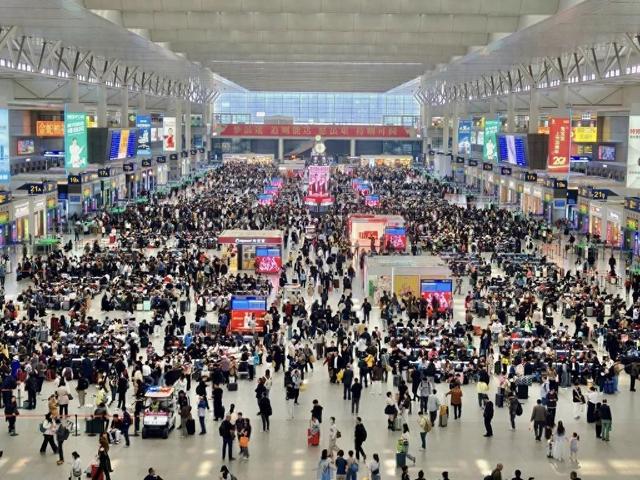 车流量正在增多！上海65.8万人奔赴火车站，地铁：延时运营，封站跳停！市区⇌崇明又要堵，最新研判