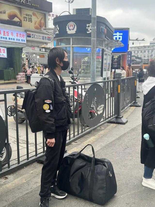 歌手庞麦郎因档期太满，取消洛阳演出！主办方谴责：无理由违约！庞麦郎此前官宣复出，首场演出仅9位观众