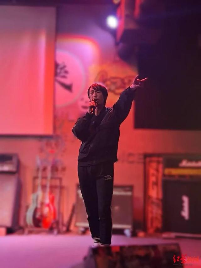 歌手庞麦郎因档期太满，取消洛阳演出！主办方谴责：无理由违约！庞麦郎此前官宣复出，首场演出仅9位观众