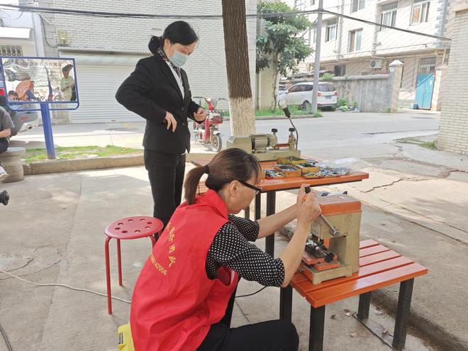 武昌区白沙洲街道佳韵社区开展爱佳合伙人·“佳”守护——便民服务惠民活动