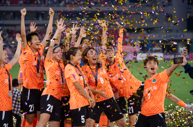 新时代铿锵玫瑰勇攀高峰——从“五连冠”到亚洲之巅，武汉女足诠释英雄城市精神特质