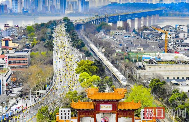 1378175_“汉马”携手高铁跨越大江_1.jpg