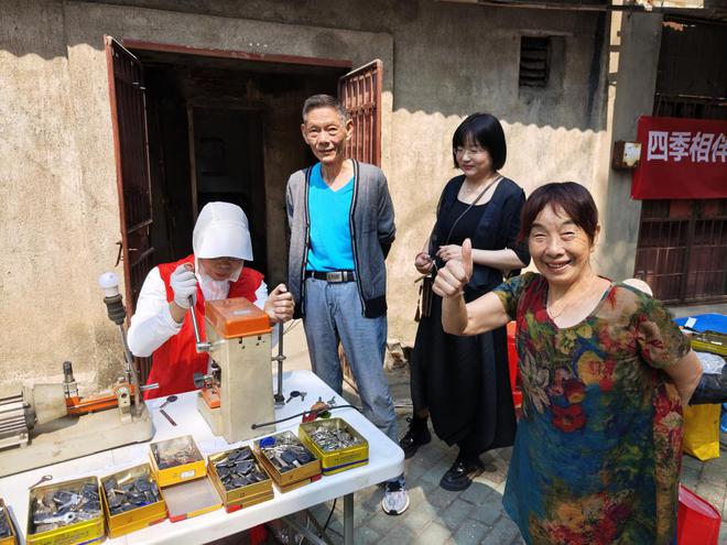 武昌区白沙洲街道解放桥社区开展“四季相伴解放桥·便民服务共创造”便民服务活动