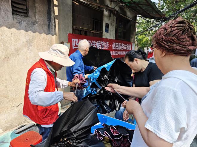 武昌区白沙洲街道解放桥社区开展“四季相伴解放桥·便民服务共创造”便民服务活动