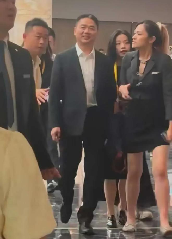 “灵魂三问”震动商界：刘强东在杭州抛出了社会责任新命题