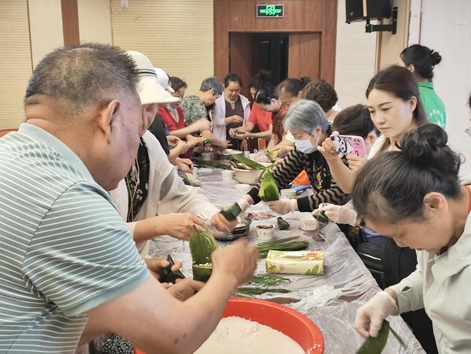 江汉区万松街道王家墩社区开展“清廉裹‘清’”粽·温情暖邻里”端午节活动