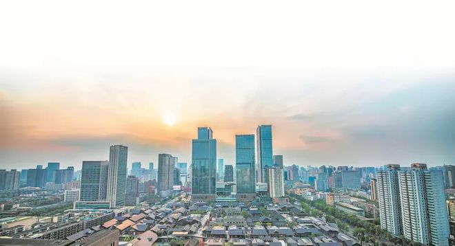 从烟火巷陌到城市之巅：成都凭何稳坐新一线C位？