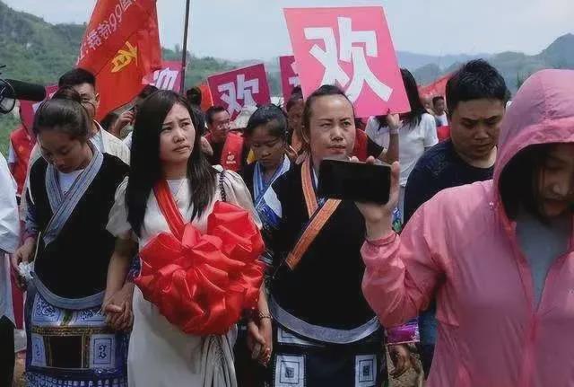 被拐26年的杨妞花成时尚芭莎座上宾，背后藏着怎样的人间悲喜？