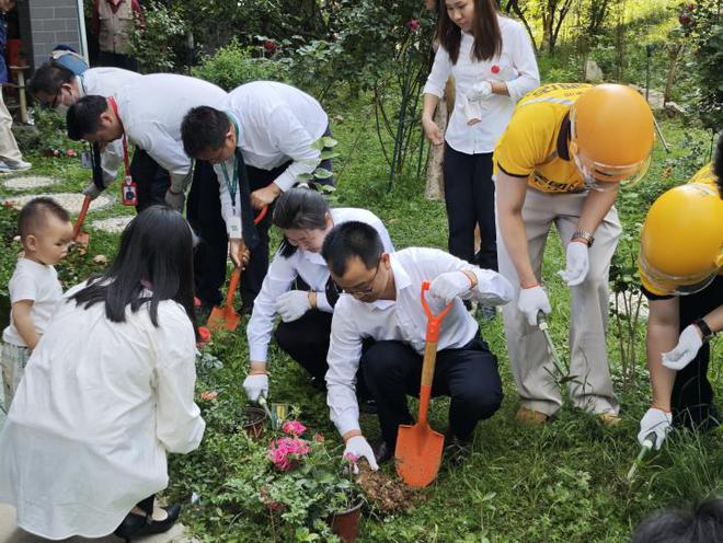 南湖街道都市桃源社区联合工会开展华农遇见“花”农·园丁花匠技能交流活动