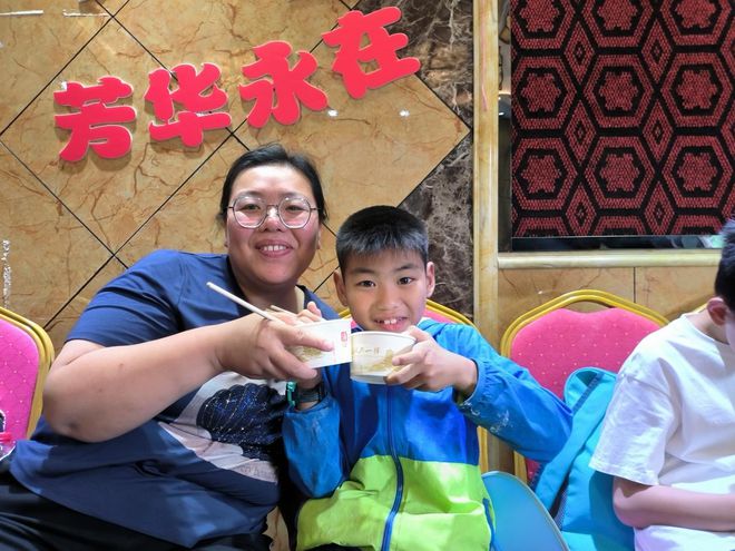 白沙洲街堤东社区母亲节活动之菜园里的亲子课堂与感恩盛宴