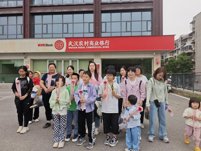 白沙洲街堤东社区母亲节活动之菜园里的亲子课堂与感恩盛宴