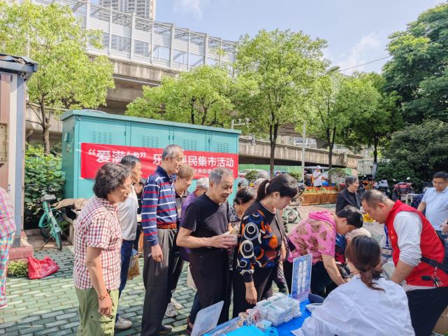 武昌区白沙洲街道八铺街社区开展  “爱满铺”乐享便民集市活动