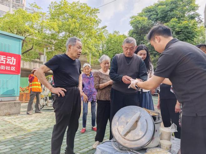 武昌区白沙洲街道八铺街社区开展  “爱满铺”乐享便民集市活动