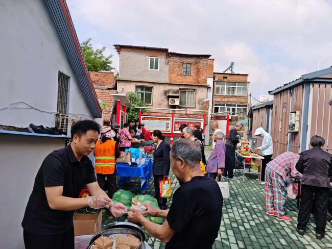 武昌区白沙洲街道八铺街社区开展  “爱满铺”乐享便民集市活动