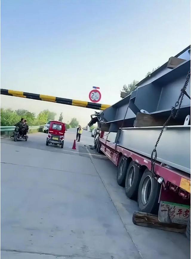 货车夜晚被2.5米限高栏“削顶”，司机受伤，交通局：设有通告
