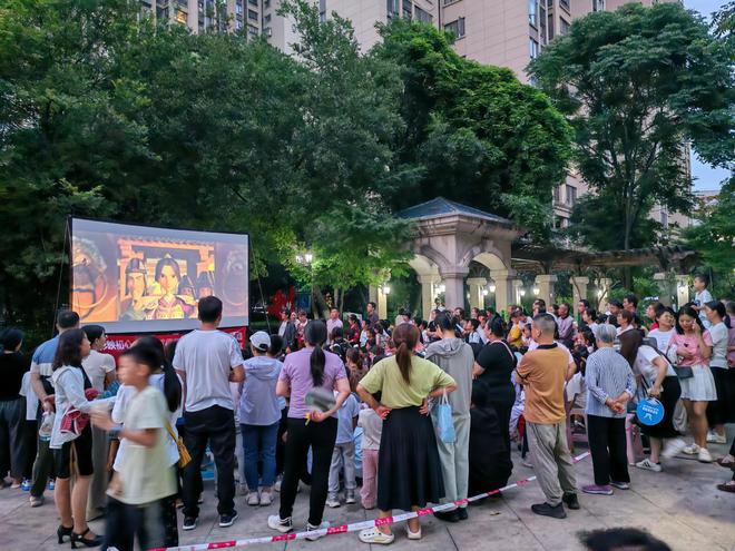 洪山区张家湾街道紫云府社区开展 “光影映初心·粽香传真情”端午电影放映活动