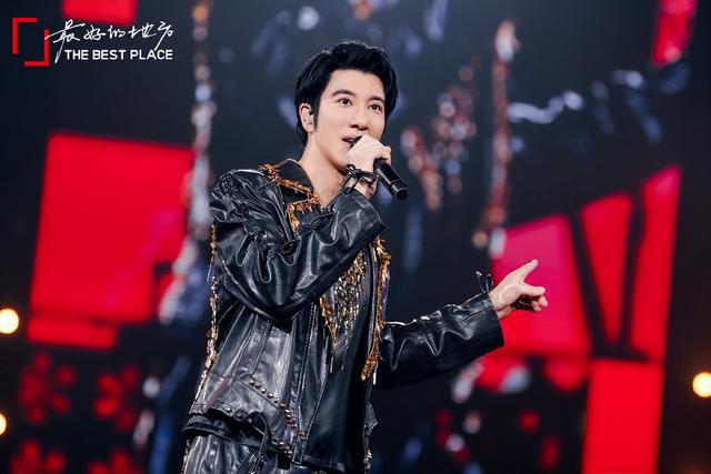 王力宏演唱会一脚踩空，差点跌落，万幸无碍
