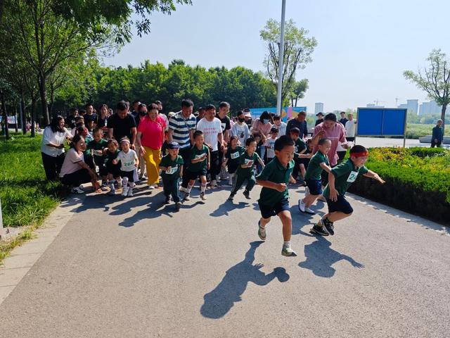 大手牵小手 迷你马拉松燃动童年小宇宙