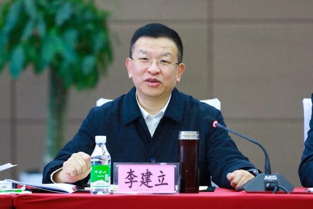 市中院院长李建立，接受案件当事人请托，安排下属过问案情，非法收受巨额财物
