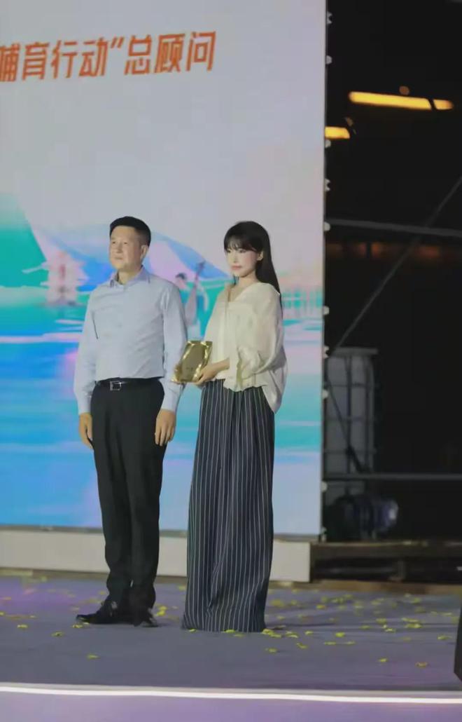 当李子柒接过非遗推广大使聘书，一场传统文化的逆袭已悄然开启？