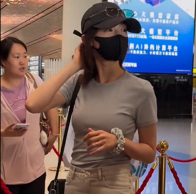 吴谨言现身机场参加产后首个活动，此前于正曾透露其本月复出