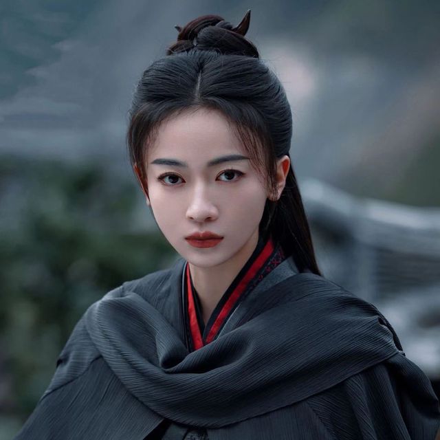 吴谨言现身机场参加产后首个活动，此前于正曾透露其本月复出