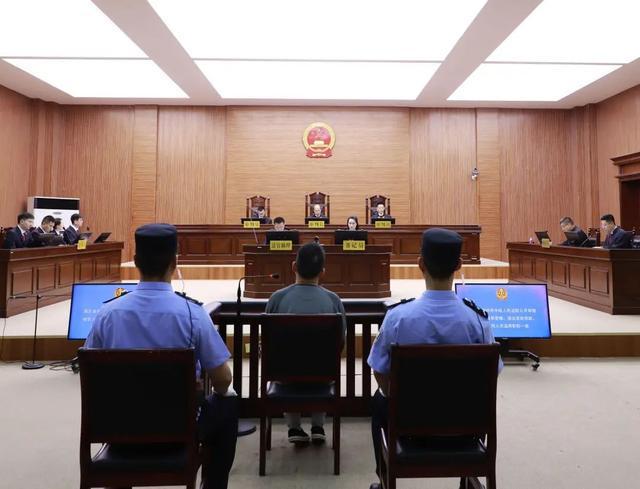受贿超2亿、违规放贷63.9亿，光大信托原董事长闫桂军受审
