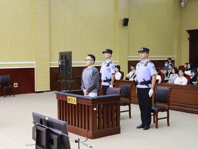 官方披露：光大信托原董事长闫桂军，已被查！他被控受贿超2亿、违法放贷63.9亿