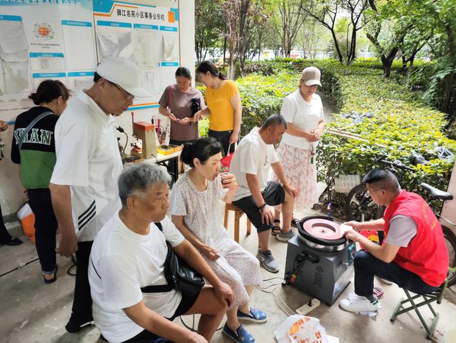 武昌区白沙洲街道佳韵社区开展爱佳合伙人“佳”守护—便民服务惠民活动