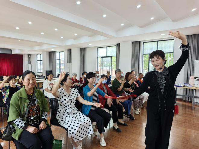武昌区白沙洲街道解放桥社区开展“巧手包粽·非遗共赏”端午惠民活动