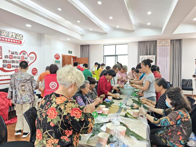 武昌区白沙洲街道解放桥社区开展“巧手包粽·非遗共赏”端午惠民活动