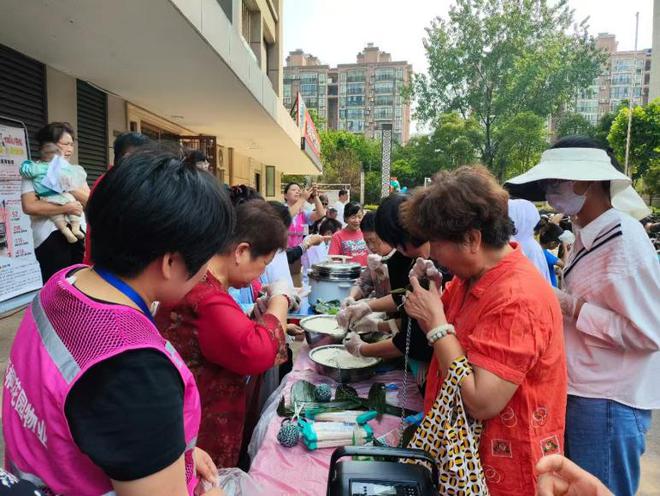 武昌区白沙洲街道城南社区开展 “粽叶飘香迎端午·邻里和谐幸福情”端午节活动