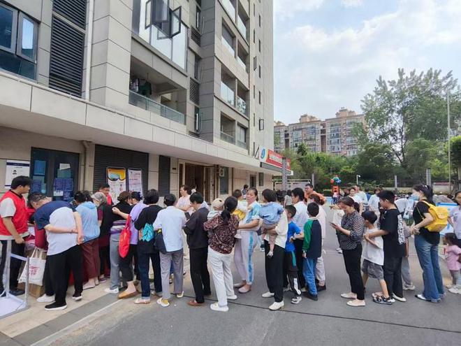武昌区白沙洲街道城南社区开展 “粽叶飘香迎端午·邻里和谐幸福情”端午节活动