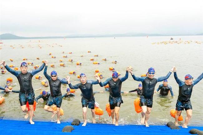第50届武汉7·16渡江节举行测试赛  1400余名“泳士”搏浪东湖
