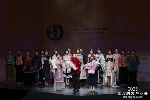 演绎“算法霓裳”，“2025武汉时裳产业荟”点亮潮流之光