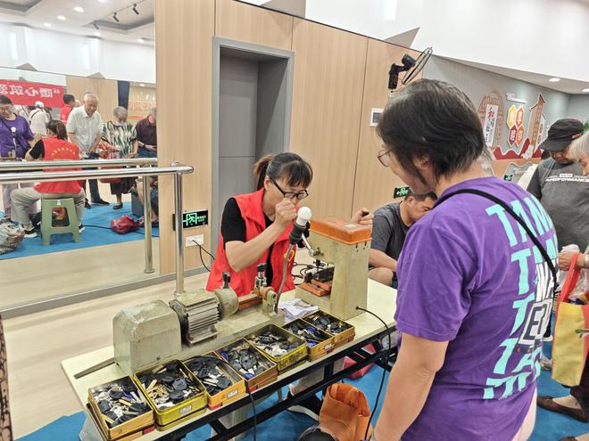 洪山区关山街道海核社区开展 “暖心筑爱·便民同行”便民服务活动