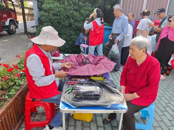 武昌区白沙洲街道八铺街社区开展 “爱满铺”乐享便民集市活动