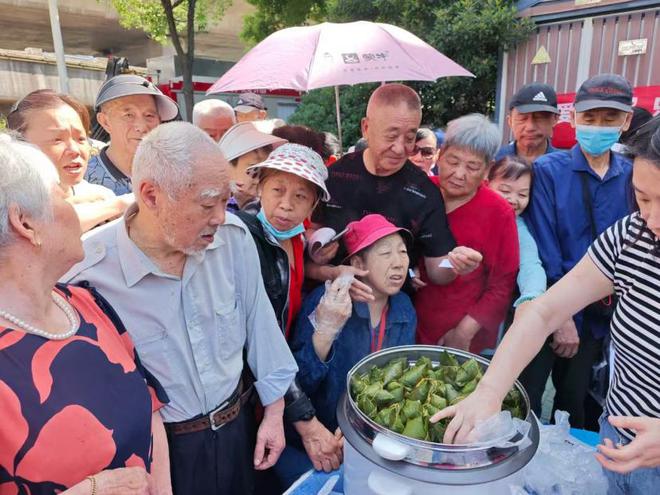 武昌区白沙洲街道八铺街社区开展 “爱满铺”乐享便民集市活动