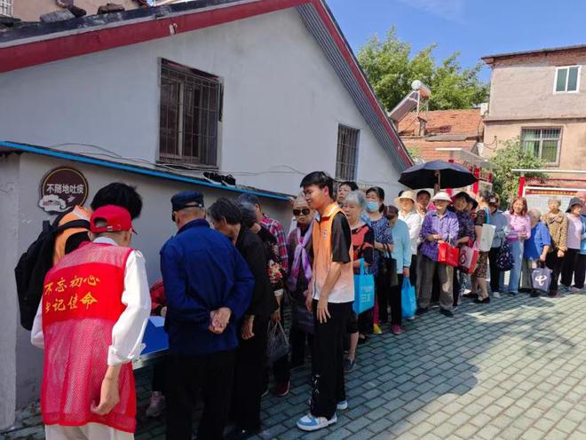 武昌区白沙洲街道八铺街社区开展 “爱满铺”乐享便民集市活动