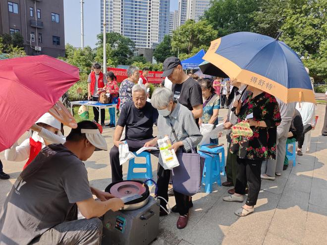 武昌区白沙洲街道梅花苑社区开展“第四届邻里文化节-善爱筑幸福·美丽梅花苑” 便民服务活动