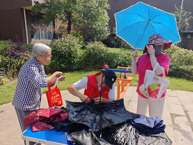 武昌区白沙洲街道梅花苑社区开展“第四届邻里文化节-善爱筑幸福·美丽梅花苑” 便民服务活动