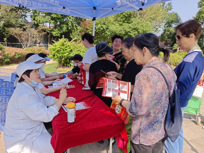 武昌区白沙洲街道梅花苑社区开展“第四届邻里文化节-善爱筑幸福·美丽梅花苑” 便民服务活动