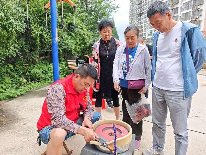 武昌区白沙洲街道堤东社区开展  “邻聚红树林·乐享便民情”便民集市活动