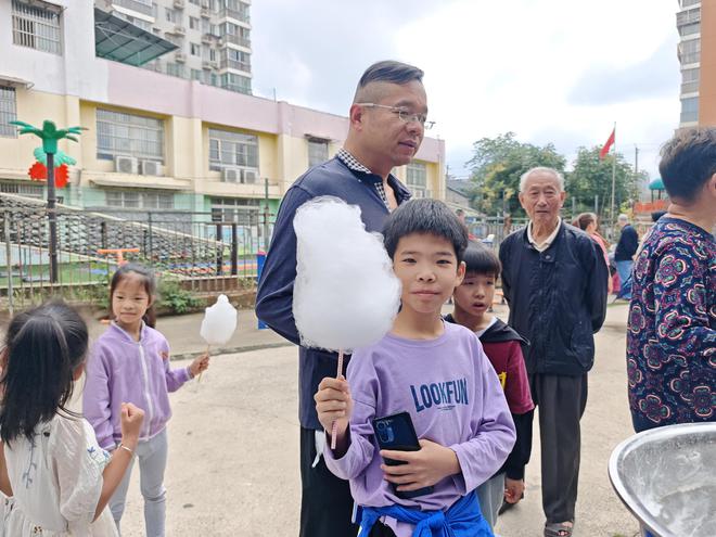 武昌区白沙洲街道堤东社区开展  “邻聚红树林·乐享便民情”便民集市活动